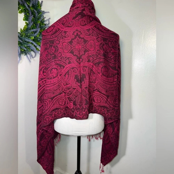 Geometric design Fuchsia Pashmina scarf with contrast fringe 64X26. 3in fringe - Picture 2 of 6